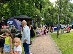Piknik z oddali - stoiska i ludzie chodzący pomiędzy nimi