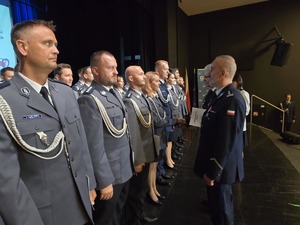 Na scenie stoją umundurowani policjanci gotowi do mianowania na wyższe stopnie.