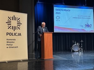 Na scenie przy mównicy Zastępca Prezydenta Miasta Gliwice.