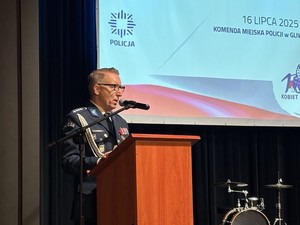 Na scenie przy mównicy Przewodniczący Związków Zawodowych Policjantów