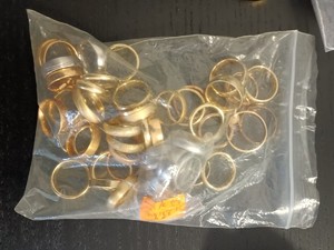 W woreczku strunowym wiele obrączek złotych i kilka srebrnych.