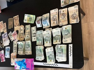 Na stole leży wiele plików pieniędzy w banknotach.