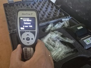 Na zdjęcie urządzenie do badania trzeźwości kierujących.