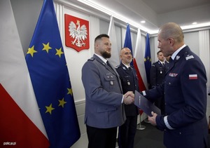 Sierż. szt. Paweł Maszczak odbiera nagrodę jako laureat konkursu.