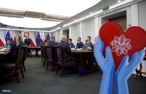 Za stołem nagrodzony dzielnicowy wraz z szefem gliwickiej Policji