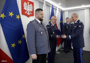 Szef gliwickiej Policji odbiera gratulacje.