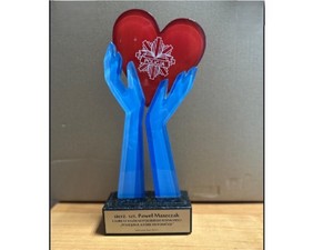 Statuetka, ręce trzymające serce-wyróżnienie w konkursie