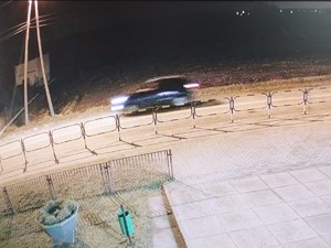 Jadący nocą pojazd osobowy koloru ciemnego