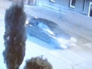 Pojazd osobowy jadący nocą ulic