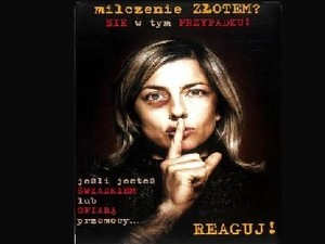 Zdjęcie kobiety z palcem na ustach sugerującym milczenie