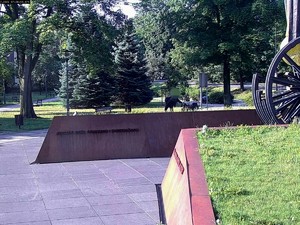 Mężczyzna w parku podczas kradzieży plecaka.