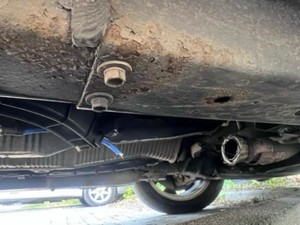 Na zdjęcie pojazd osobowy z wyciętym katalizatorem