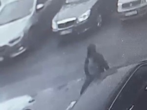 Na zdjęciu złodziej tablic rejestracyjnych oraz katalizatorów zarejestrowany przez kamery.