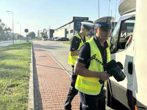 Policjanci podczas kontroli pojazdu dostawczego.