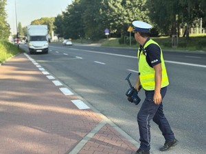 Policjant schodzi z drogi po pomiarach prędkości