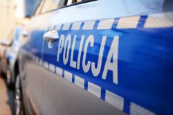 Na zdjęciu bok radiowozu policyjnego z gwiazdą policyjną i napisem POLICJA