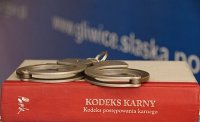 Kodeks karny, na którym leżą kajdanki.