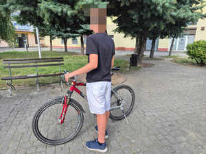 14-latek stojący przy rowerze na skwerze w Knurowie.