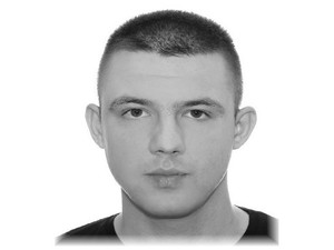 Na zdjęciu młody mężczyzna w krótkich włosach i ciemnej koszulce poszukiwany listem gończym.