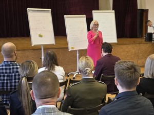 Na zdjęciu Prezes Stowarzyszenia Animatorów Wszechstronnego Rozwoju Młodzieży podczas przemówienia inaugurującego rok szkolny.