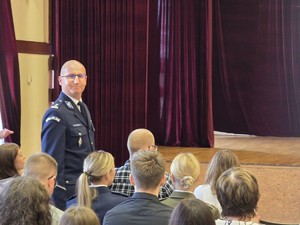 Na zdjęciu Pierwszy Zastępca Komendanta Miejskiego Policji w Gliwicach mł. insp. Arkadiusz Pyrkosz podczas powitania z młodzieżą szkoły.