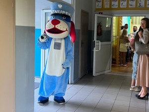 Sznupek na korytarzu szkolnym.