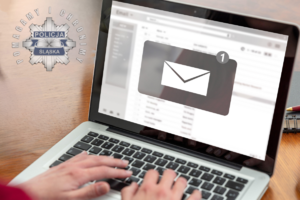 Awatar-ręce osoby piszącej na klawiaturze laptopa.