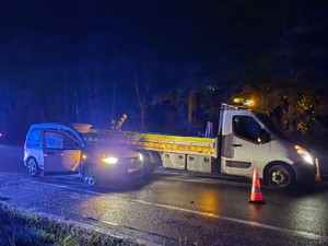 Nocą dwa samochody stojące na jezdni po zdarzeniu drogowym