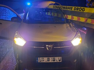 Samochód osobowy oraz pojazd z napisem znakowanie dróg po zdarzeniu drogowym.