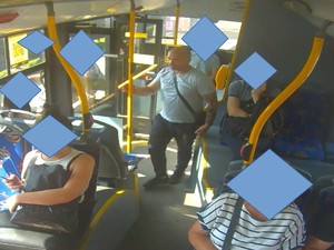 Na zdjęciu mężczyzna w autobusie poszukiwany przez Policję do gróźb karalnych.