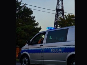 Radiowóz oznakowany Policji zabezpiecza imprezę masową.