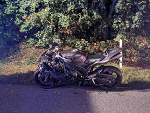 Na zdjęciu motocykl stojący na jezdni, uczestniczący w wypadku drogowym.