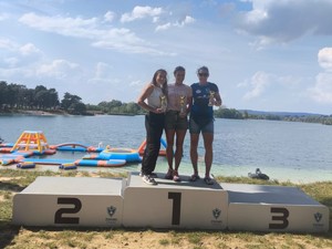 Trzy pływaczki na zwycięskim podium.