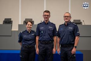 Zdjęcie zwycięskiej trójki w konkursie rzeczników. Na zdjęciu dwóch policjantów i policjantka w mundurach.