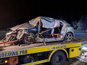 Na zdjęciu widzimy resztki pojazdu biorącego udział w  zdarzeniu na żółtej lawecie.