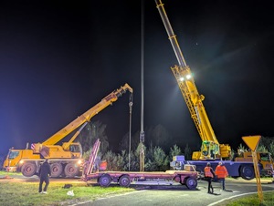 na zdjęciu widzimy dwa dźwigi pracujące w rejonie skrzyżowania - wyjmowanie tira z rowu.