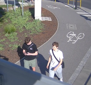 dwóch poszukiwanych idzie drogą rowerową w centrum miasta