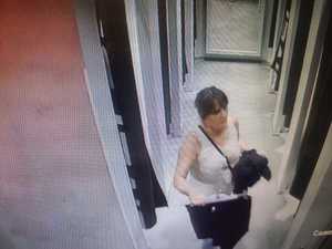 Na zdjęciu młoda kobieta w ciemnych włosach wychodząca z przebieralni w sklepie.