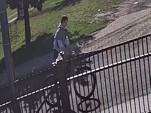 zdjęcie mężczyzny prowadzącego rower drogą