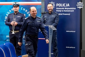 Na zdjęciu wqidać trzech umundurowanych policjantów.