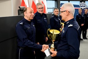Policjanci umundurowani podczas uroczystości wręczania nagród przez Komendanta Wojewódzkiego Policji w Katowicach.