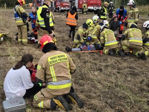 Strażacy udzielają pomocy poszkodowanym podczas zdarzenia o charakterze masowym.