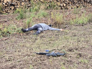 Na ziemi leży zamaskowany  terrorysta, nieopodal niego broń długa.