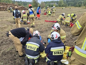 Strażacy udzielają pomocy poszkodowanym podczas zdarzenia o charakterze masowym.