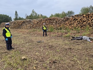 Policjanci ruchu drogowego pilnują terrorysty.