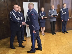 Przekazanie rozkazu przez Zastępcę Komendanta Wojewódzkiego Policji w Katowicach dotychczasowemu Komendantowi Miejskiemu Policji w Katowicach.