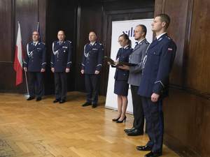 Na zdjęciu prowadzący uroczystość stoją na szczycie sali.