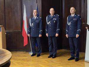 Na zdjęciu stoją Zastępca Komendanta Wojewódzkiego Policji w Katowicach a p[o jego i prawej stronie obejmujący oraz zdający obowiązki Komendanta Miejskiego Policji w Gliwicach.