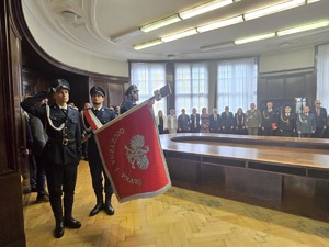 Poczet sztandaropwy stoi z opuszczonym sztandarem
