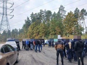 Odprawa służbowa policjantów w terenie podejmujących poszukiwania.